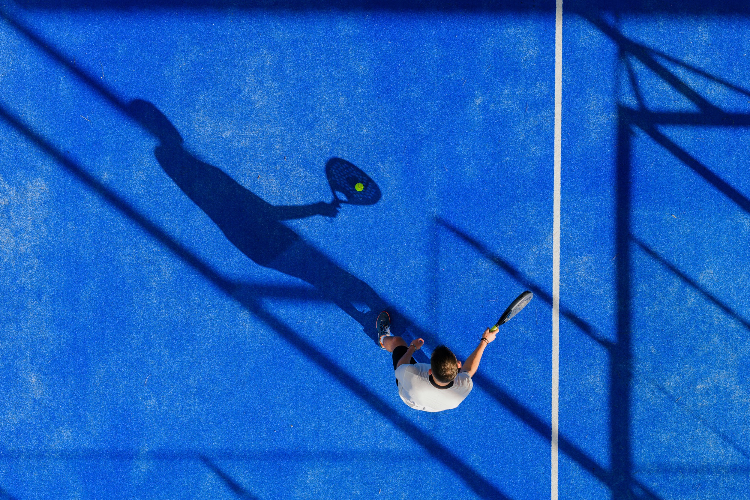 PadelPoint Konradsreuth Padelspieler Aufschlag